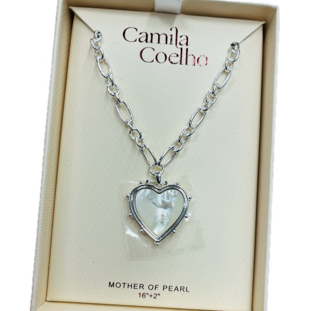 NWT ⚜️🤍⚜️ Camila Coelho Gorgeous pearlescent heart medallion Necklace